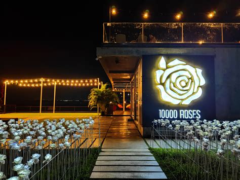 10,000 Roses Cafe .